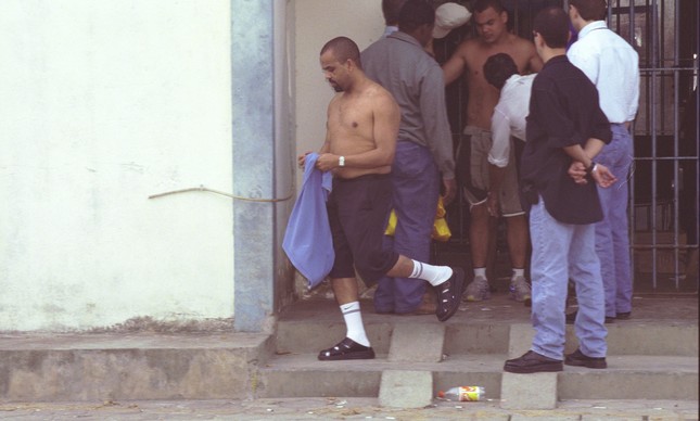 Fernando Beira-Mar após rebelião no presídio de Bangu 1, no Rio, em 2002