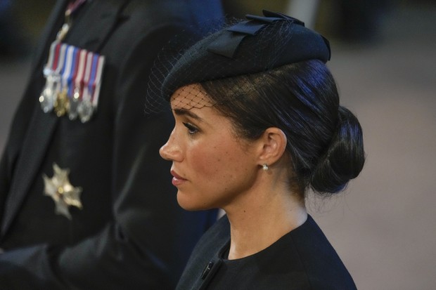 LONDON, ENGLAND - SEPTEMBER 14:  Meghan, Duchess of Sussex stands in Westminster Hall after participating in the procession of the coffin of Queen Elizabeth II on September 14, 2022 in London, United Kingdom. Queen Elizabeth II's coffin is taken in proces (Foto: Getty Images)