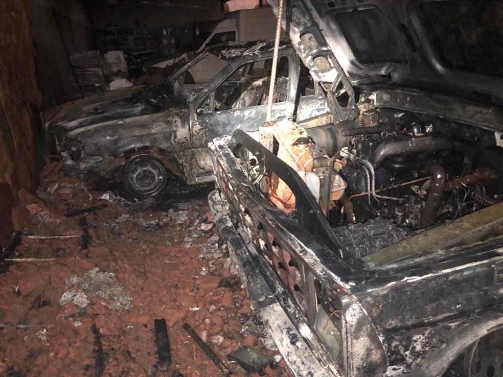 Ninguém se feriu e as chamas foram controladas por um caminhão-pipa da prefeitura  — Foto: Corpo de Bombeiros/Divulgação