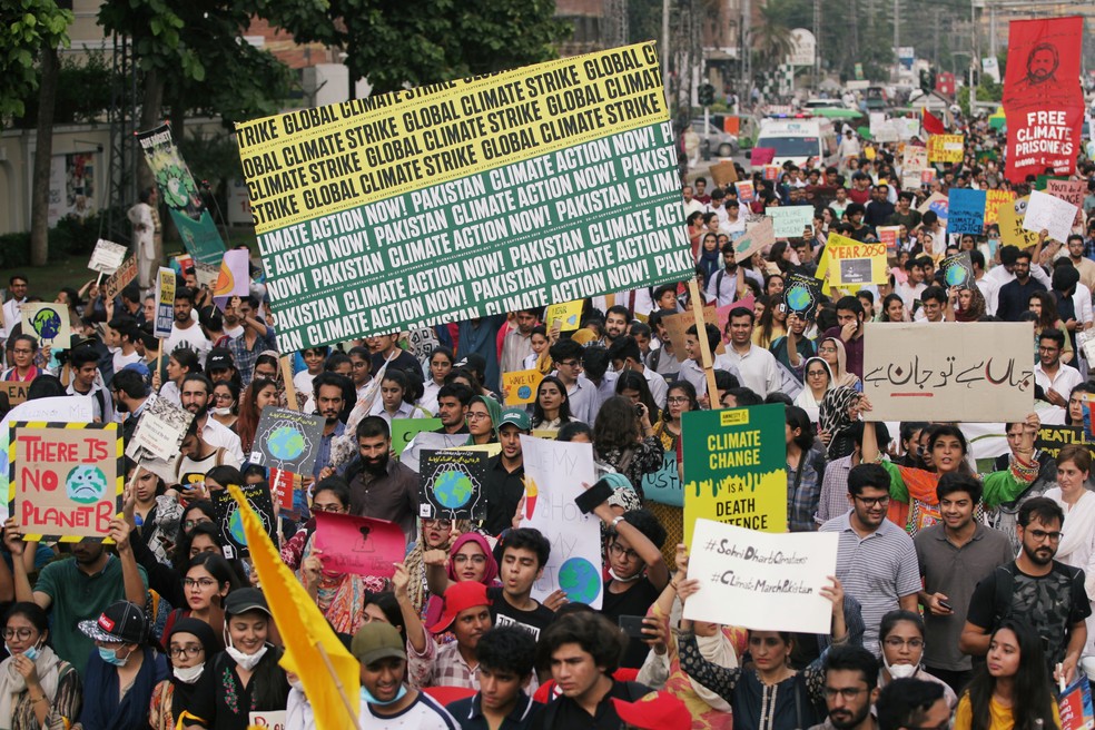 Multidão ocupa rua de Lahore, no Paquistão, em protesto pelo clima nesta sexta (20). — Foto: Mohsin Raza/Reuters