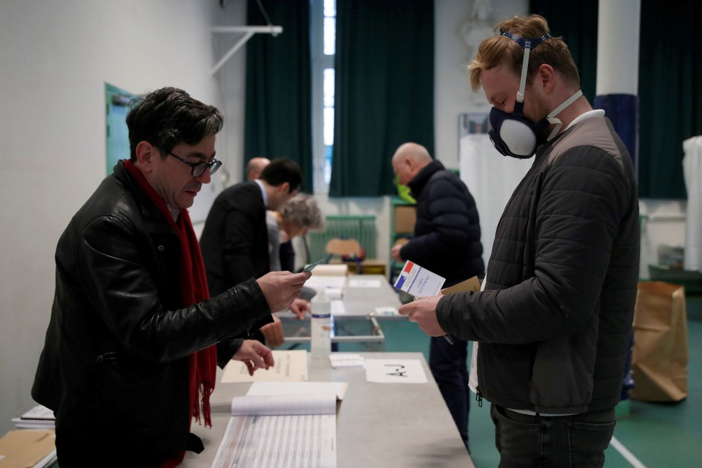 Homem usa máscara para votar no primeiro turno das eleições municipais em Paris, na França, neste domingo (15)  — Foto: Gonzalo Fuentes/ Reuters