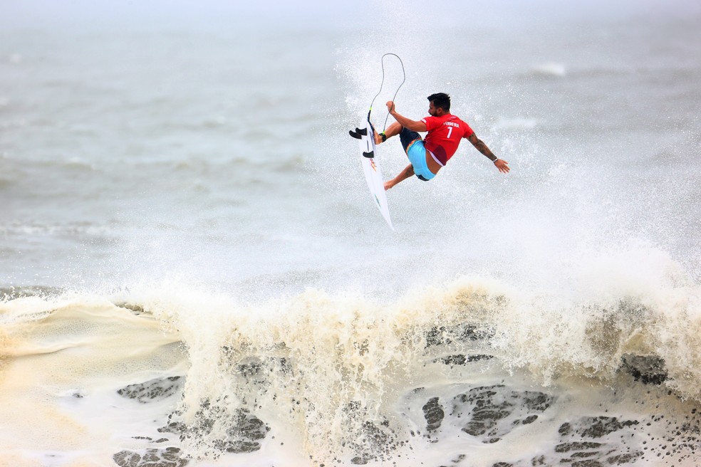 Italo disputa quartas do surfe — Foto: REUTERS/Lisi Niesner