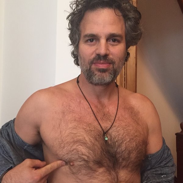 O ator Mark Ruffalo sem camisa em campanha contra o câncer de mama (Foto: Reprodução)