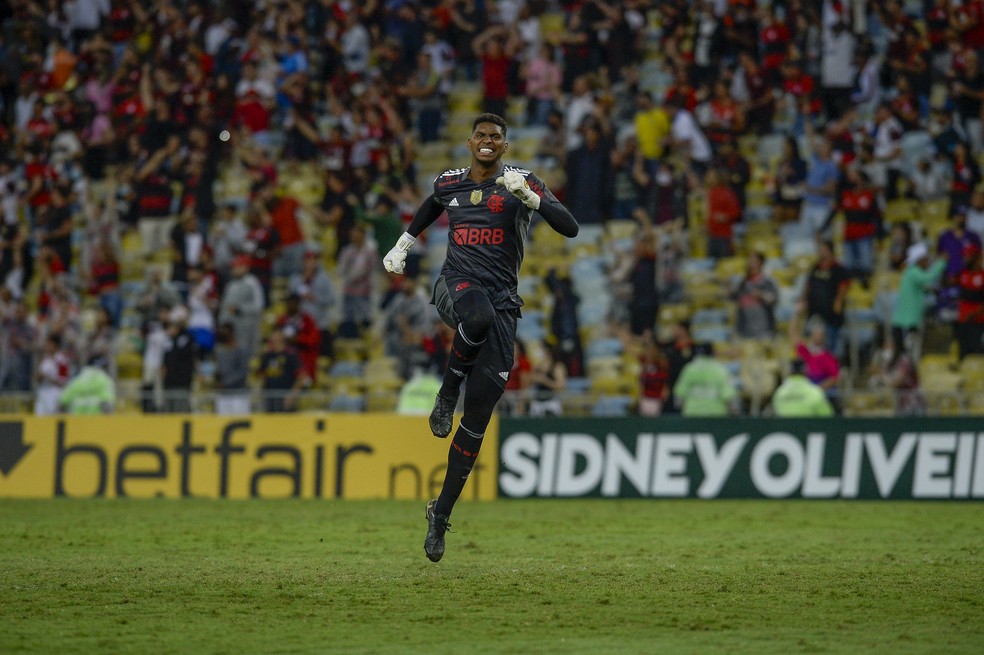 Em alta no Flamengo, Hugo Souza avalia decisões e afirma: Fiquei marcado