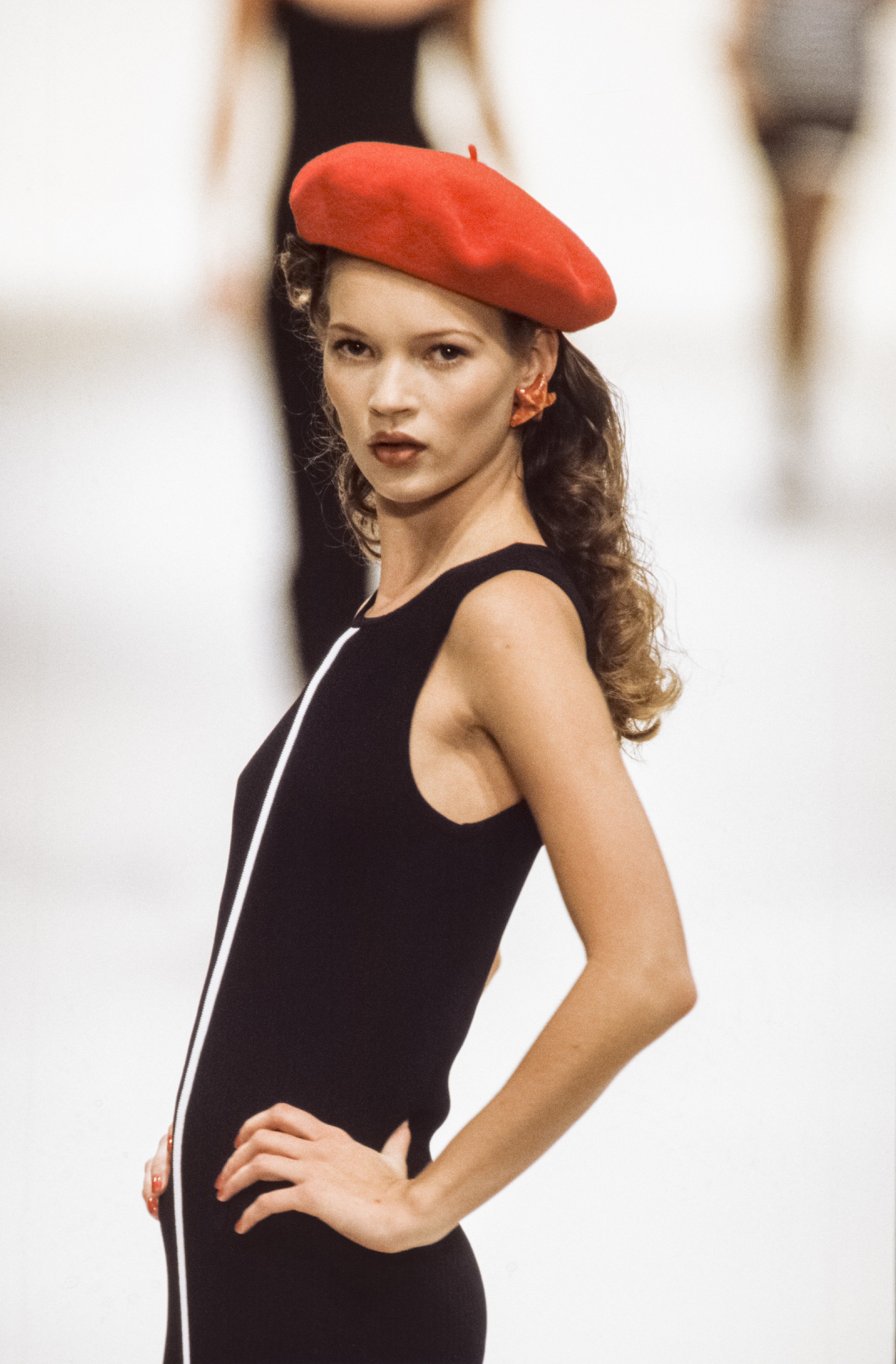 Kate Moss au défilé Yves Saint-Laurent, Prêt-à-Porter, collection été 1994 à Paris en octobre 1993, France. (Photo by ARNAL/GARCIA/Gamma-Rapho via Getty Images) (Foto: Gamma-Rapho via Getty Images)
