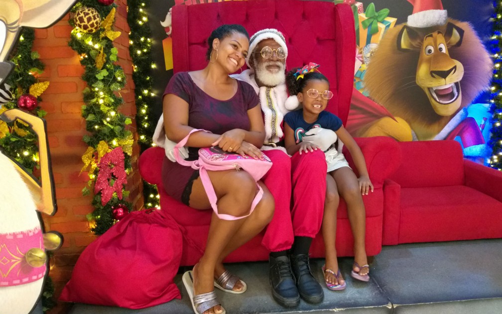 Laize e Maria Eduarda posaram com o Papai Noel  — Foto: Alan Oliveira/G1