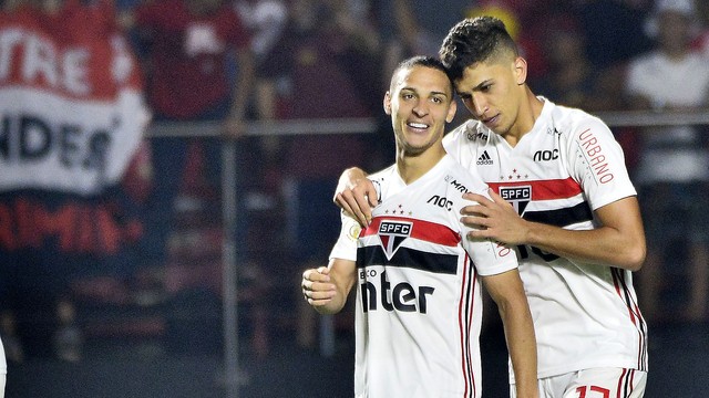 Antony e Vitor Bueno comemoram o segundo gol