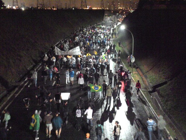Manifestantes tomam a pista do Anel Viário, uma das ligações do centro com a zona sul de São José dos Campos. (Foto: Renato Celestrino/G1)