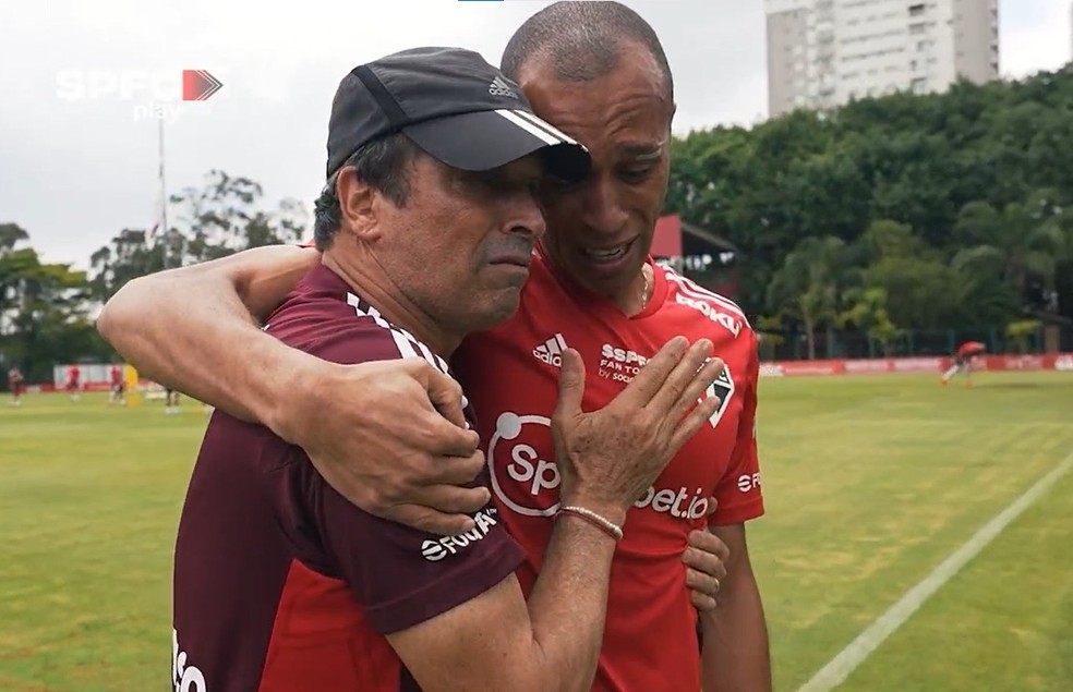 Miranda chora ao se despedir de Milton Cruz no São Paulo — Foto: Reprodução