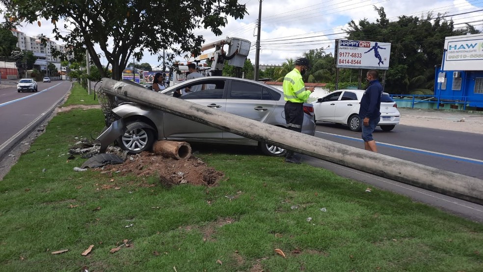 Poste atingiu carro em acidente em Manaus — Foto: Meike Farias/Rede Amazônica