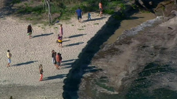 Turistas que acampavam na praia de Rainbow Beach, no Estado australiano de Queensland, foram pegos de surpresa quando um imenso buraco se abriu no meio da noite (Foto: BBC)