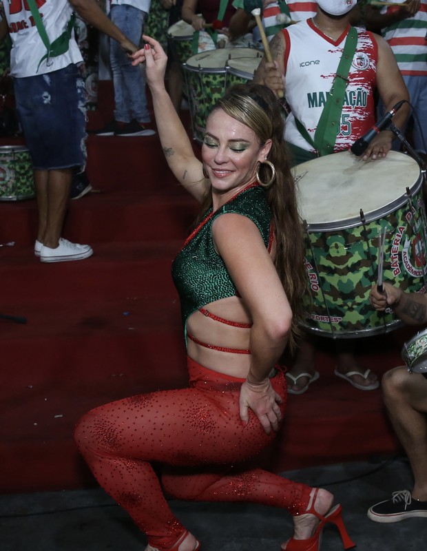 Paolla Oliveira samba na quadra da Grande Rio (Foto: Roberto Filho/Brazil News)