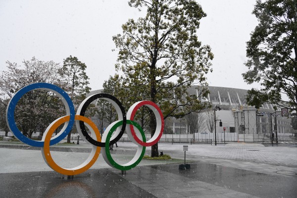 Os anéis olímpicos, expostos em frente ao Estádio Olímpico de Tóquio, reformado para as Olimpíadas de 2020, adiadas para 2021 (Foto: Getty Images)