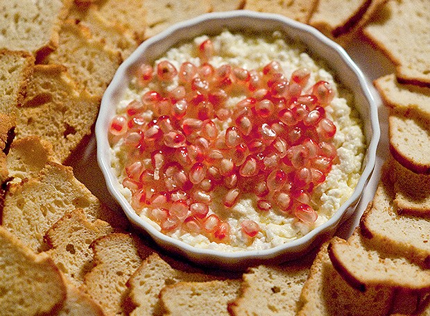 Derretido de queijos com sementes de romã (Foto:  )