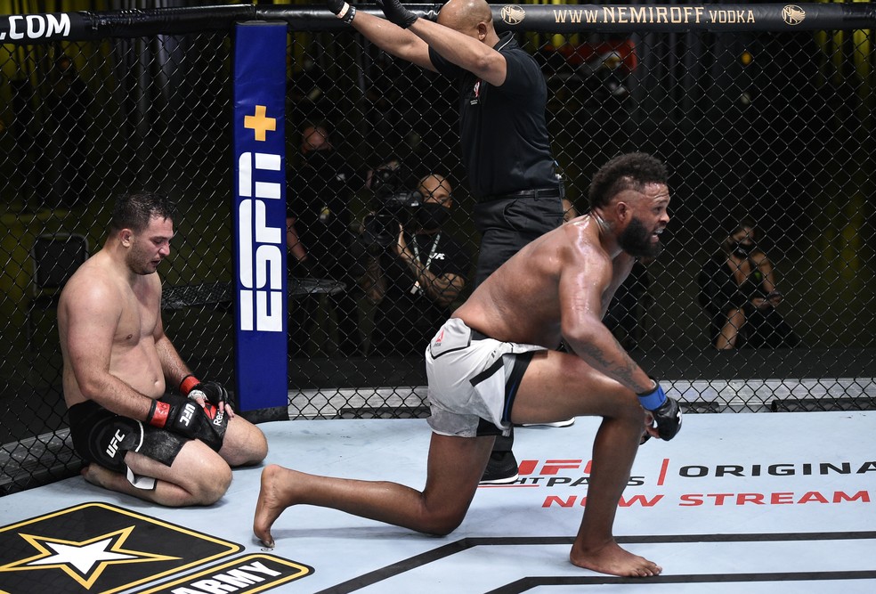 Maurice Greene festeja a vitória por finalização sobre Gian Villante no UFC: Poirier x Hooker — Foto: Getty Images