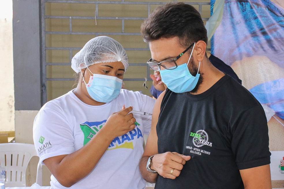 Colaboradora do Opas em vacinação contra a Covid-19 em Macapá — Foto: PMM/Divulgação