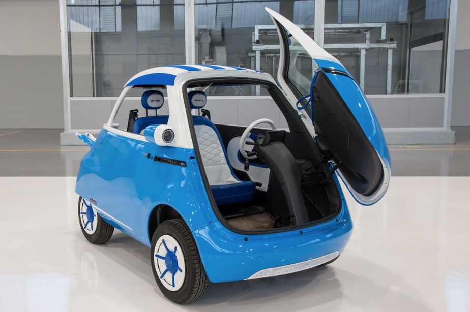 O Microlino, versão repaginada do 'carro bolha' do pós-guerra, tem motor elétrico e capacidade para duas pessoas. Porta abre pela frente do veículo