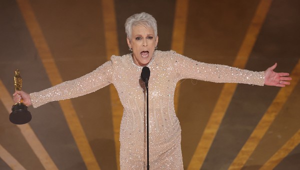 Jamie Lee Curtis ganha Oscar de melhor atriz coadjuvante — Foto: REUTERS/Carlos Barria