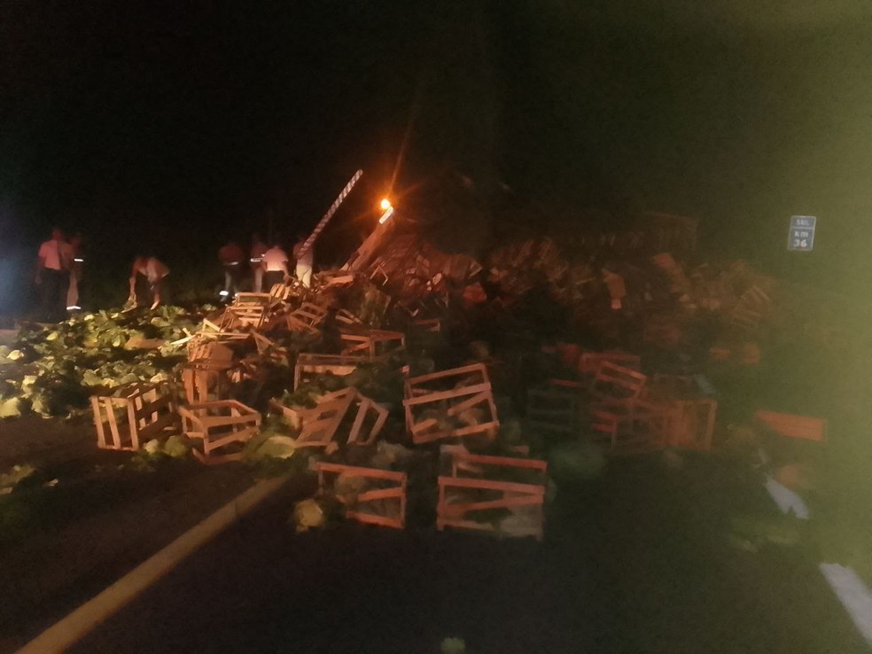 Carga de verduras ficou espalhada na pista após batida entre carro e caminhão, na BR-101, ES  — Foto: Reprodução/Redes sociais