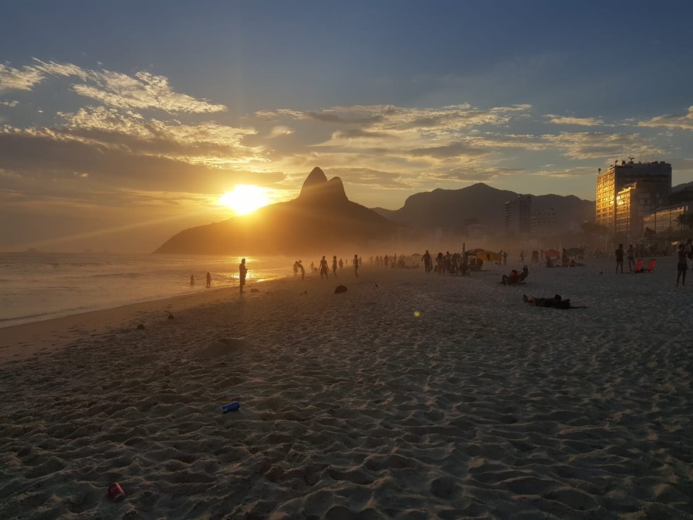Pôr do sol na atrás do Morro Dois Irmãos nesta terça-feira (5) — Foto: Gustavo Wanderley/G1