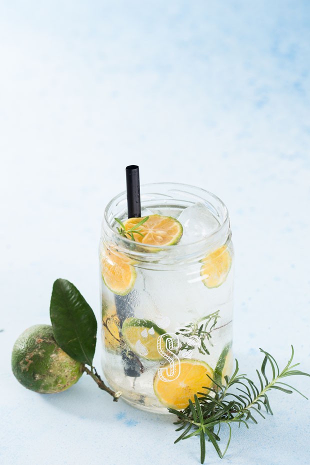 Água aromatizada: 9 receitas funcionais para o verão (Foto: Simplesmente)