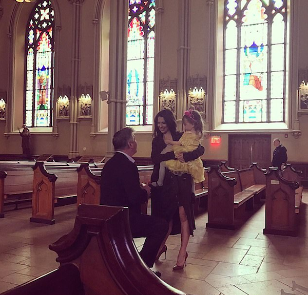 O ator Alec Baldwin pedindo a esposa em casamento pela 2ª vez (Foto: Instagram)