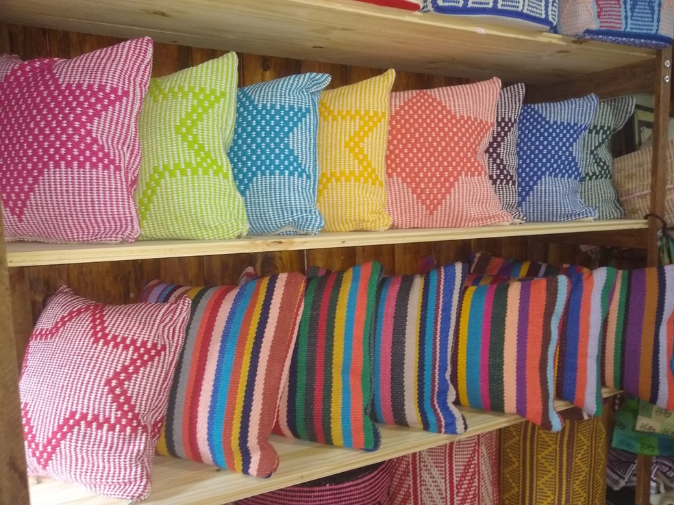 Almofadas são feitas a partir das sobras de tecidos doadas pelas confecções — Foto: Divulgação Oficina das Ervas