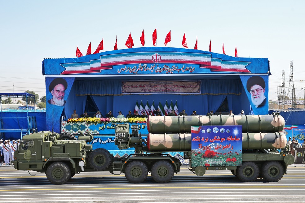 O sistema de mísseis S-300 é exibido pelo exército do Irã durante um desfile militar marcando o 36º aniversário da invasão do Irã pelo Iraque em 1980 — Foto: Ebrahim Noroozi/AP