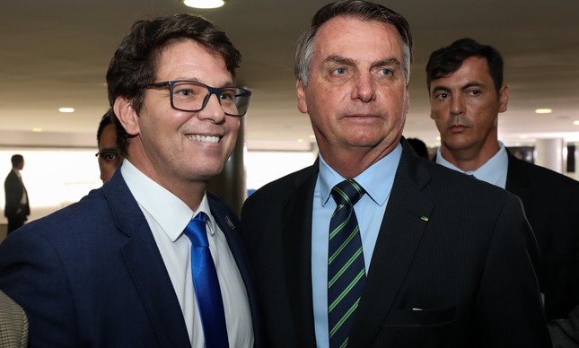 OAB protocolou arguição contra atos  de Mario Frias, ministro de Bolsonaro que anda com arma na cintura,  contra a Cultura