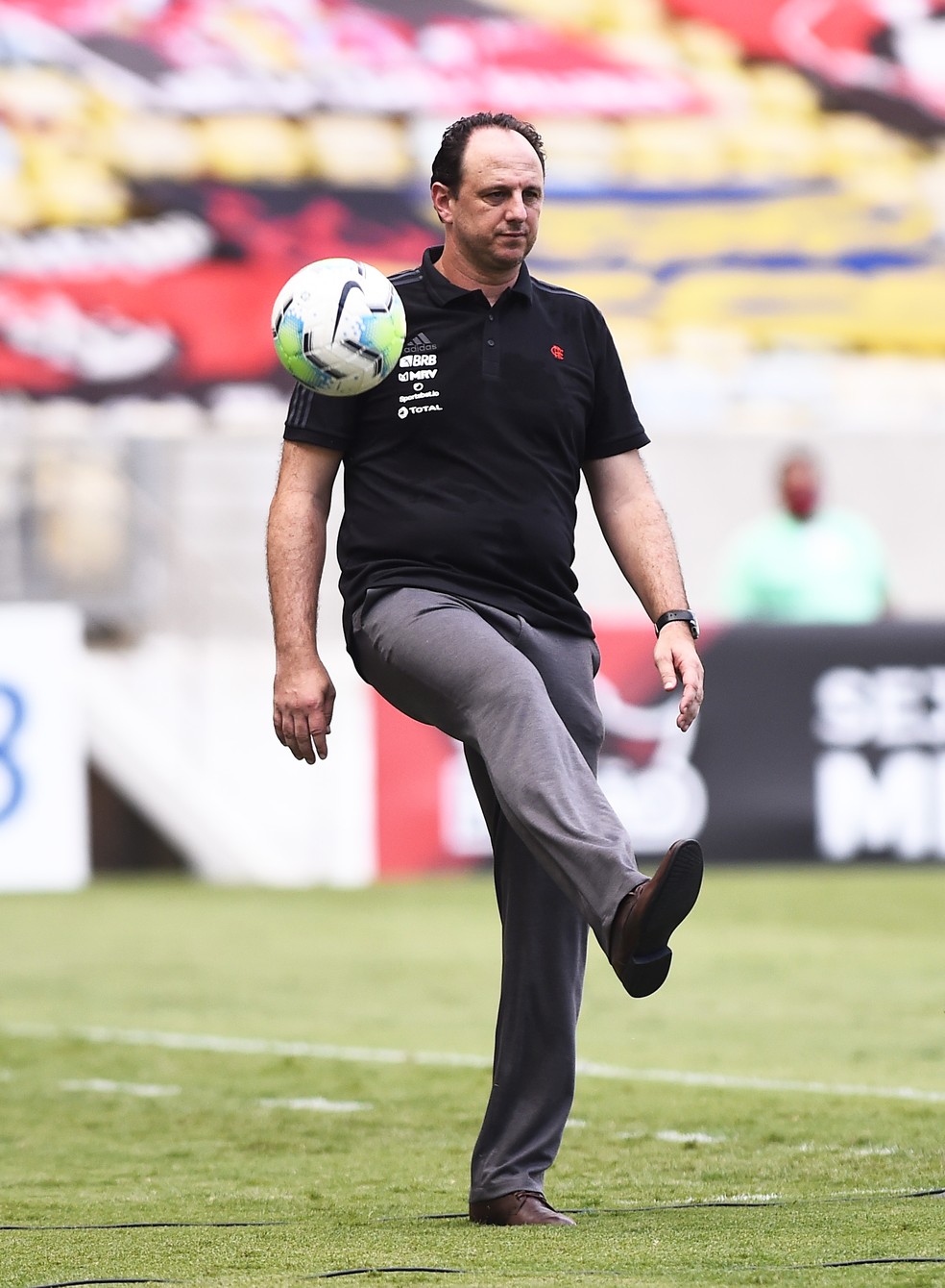 Rogério Ceni, técnico do Flamengo, chuta a bola durante a partida — Foto: André Durão