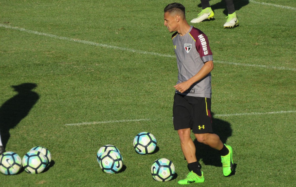 Agente põe futuro de Neilton nas mãos do Tricolor e revela interessados