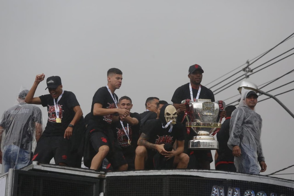 Em cima de trio elÃ©trico, jogadores do Athletico exibem a taÃ§a aos torcedores â?? Foto: Felipe Rosa/Gazeta do Povo