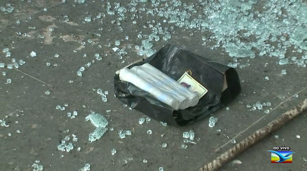 Explosivos e uma carteira de identidade foram encontrados no local.  — Foto: Reprodução/ TV Mirante 