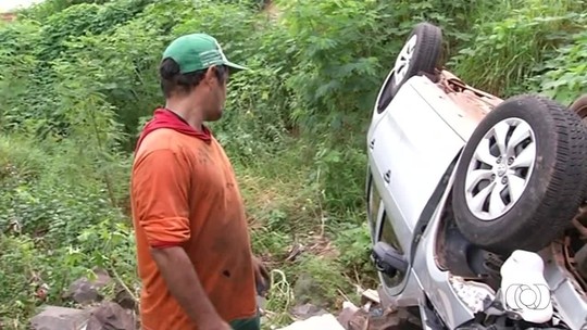 Estudante fica ferida após cair com carro em cratera no dia da formatura