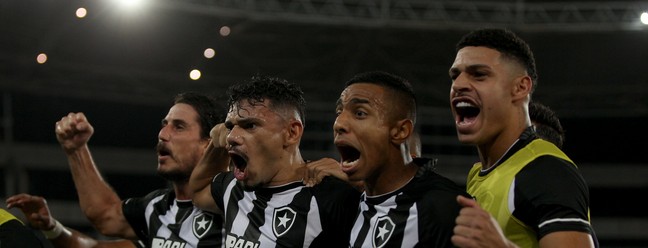 Campeonato Brasileiro 2023 - Botafogo x Corinthians no estádio Nilton Santos. Tiquinho marca o segundo gol do jogo — Foto: Alexandre Cassiano / Agência O Globo