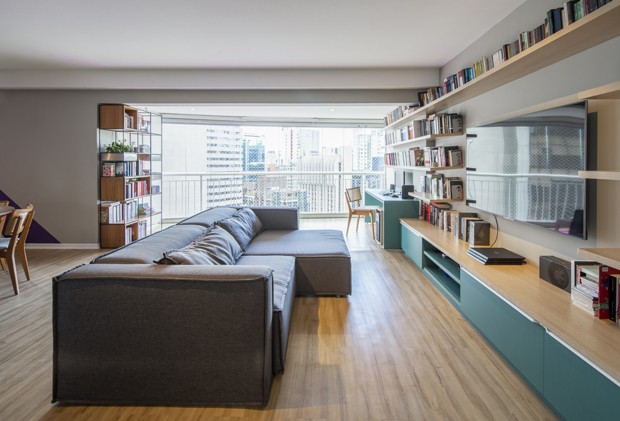 112 m² com décor minimalista, colorido e prático, sem gastar muito (Foto: Maíra Acayaba )