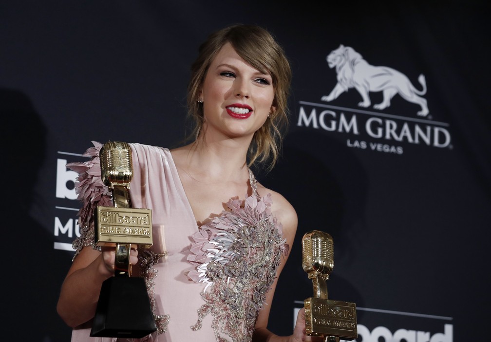 Taylor Swift segura troféu de Melhor Artista Feminino e Melhor Venda de Álbum durante o Billboard Music Awards 2018 (Foto: REUTERS/Steve Marcus)