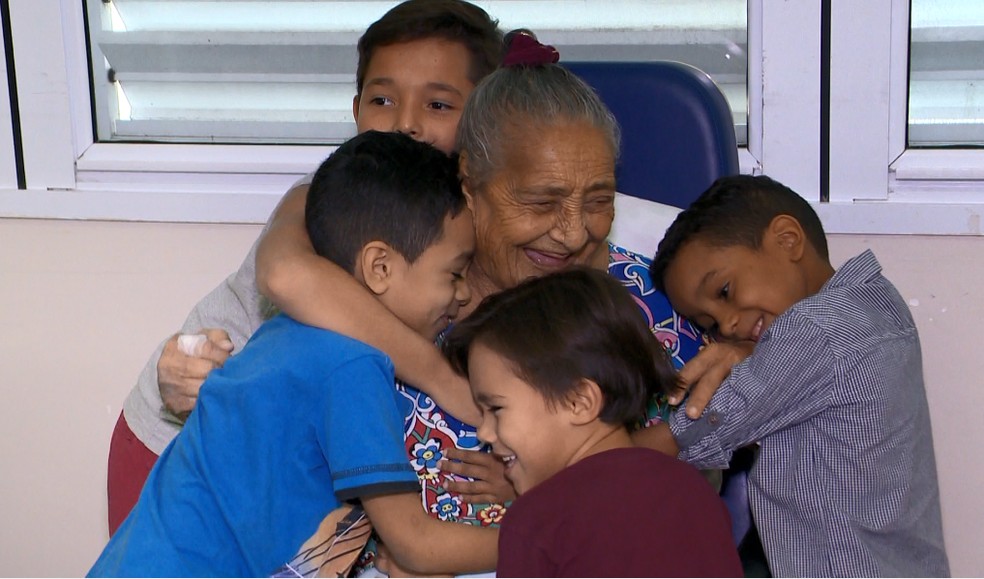 Dona Generosa ganhou visita dos netos após mais de um mês internada — Foto: Reprodução/ TV Gazeta