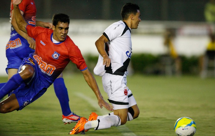 montoya vasco pênalti friburguense (Foto: Marcos Tristão / Agência O Globo)
