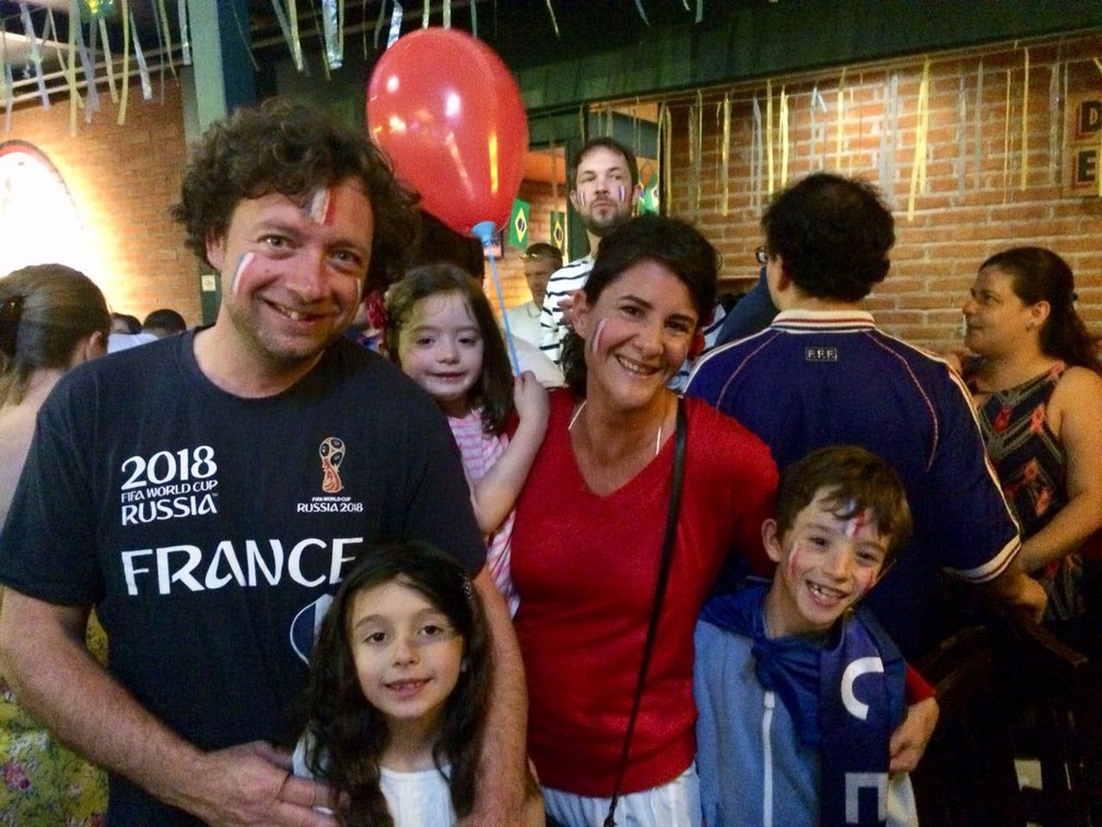 Os pais sÃ£o Benjamin e Perrine de la Bretesche e os 3 filhos franceses acompanham final da Copa em bar de SP (Foto: Paula Paiva Paulo/G1)