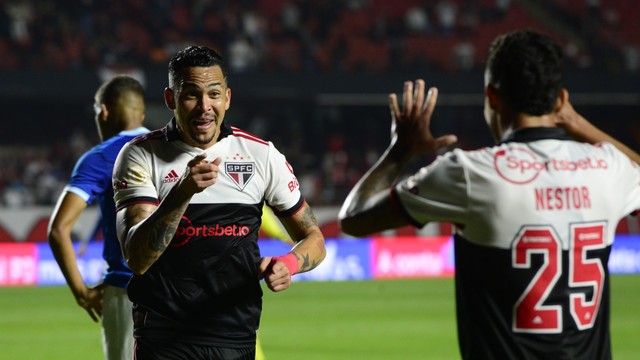 Luciano e Rodrigo Nestor comemoram gol do São Paulo contra o Avaí