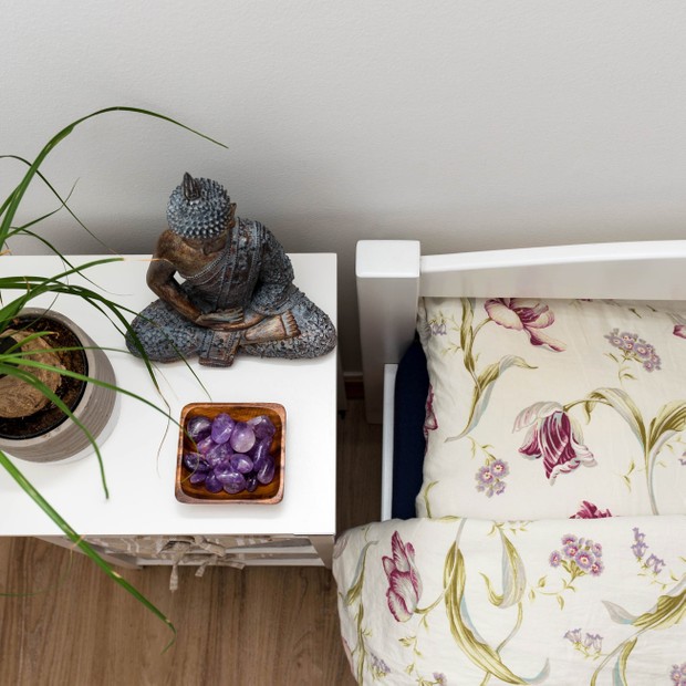 Alternative bedroom with plant, Buddha and crystals (Foto: Getty Images/iStockphoto)