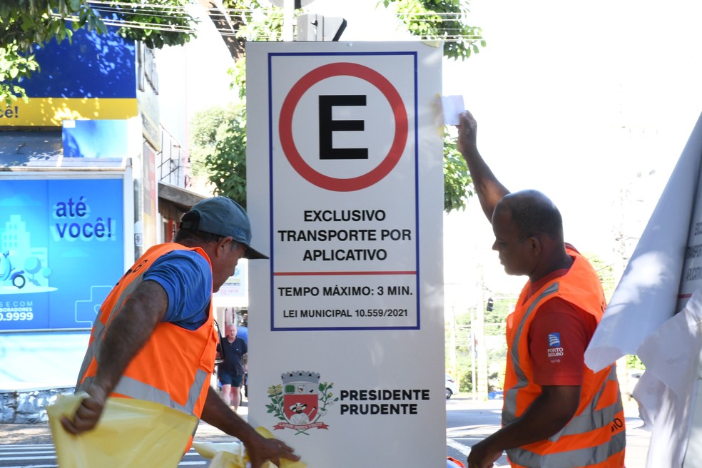 Semob instala totens de bolsões de estacionamento para transporte por aplicativo em Presidente Prudente — Foto: Marcos Sanches/Secom