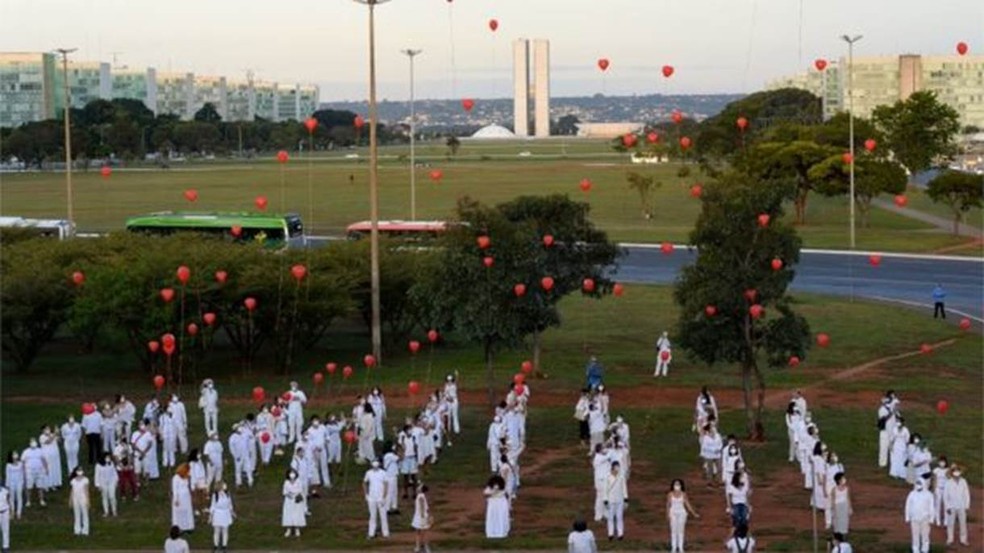 Homenagem em Brasília a vítimas da covid-19; mais de 31 mil pessoas já morreram no país — Foto: ANDRESSA ANHOLETE/GETTY IMAGES