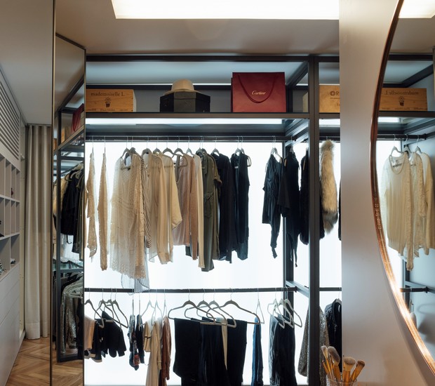 Ao invés de ambientes super iluminados, o arquiteto Daniel Bolson preza por uma luz minimalista que valorize os elementos da arquitetura, como neste closet (Foto: Divulgação)