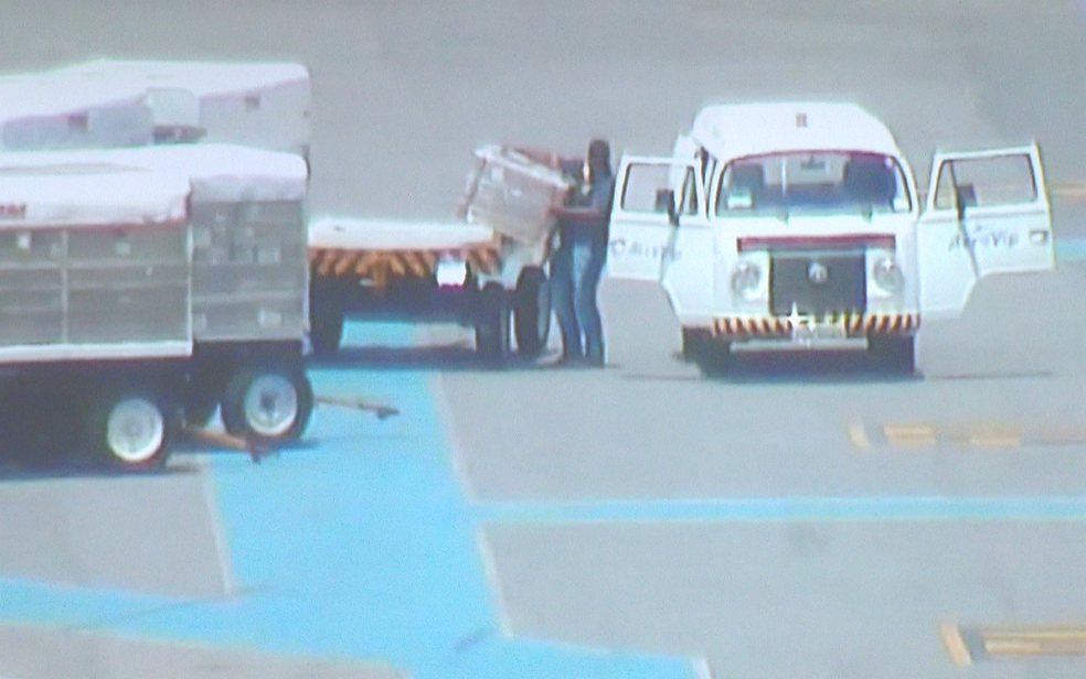 Criminoso entra no pátio de transporte de cargas do Aeroporto de Brasília para roubar carregamento de celulares (Foto: TV Globo/Reprodução)
