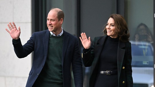 Príncipe William e Kate Middleton ignoram perguntas sobre Harry em 1ª aparição após escândalo