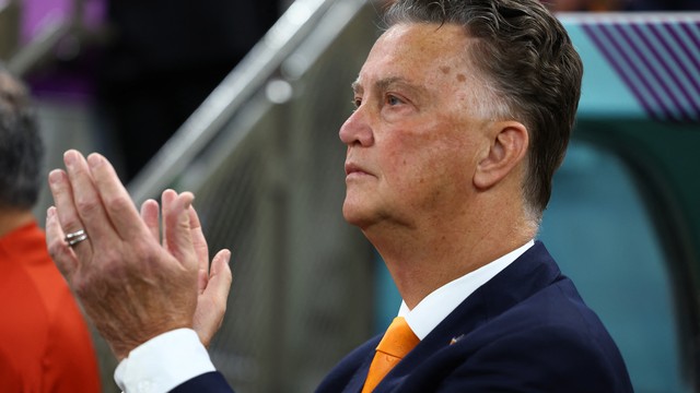 Louis van Gaal, técnico da Holanda, aplaude o time após a execução do hino