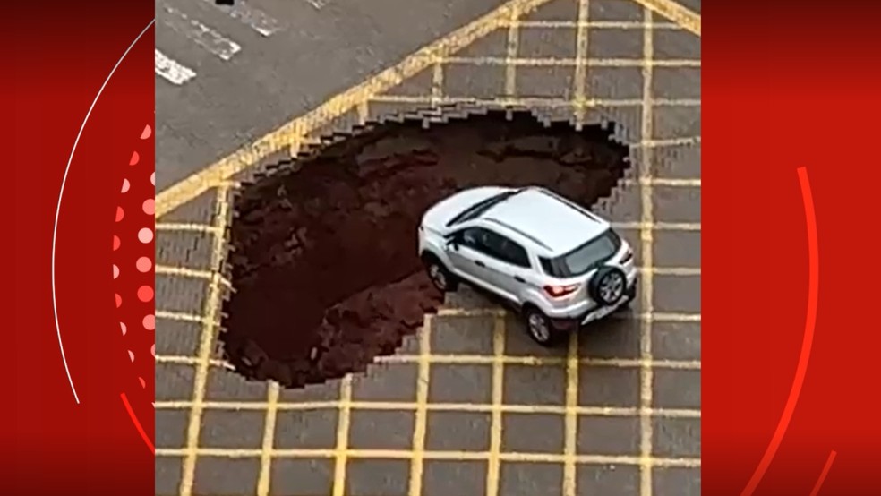 Carro cai em buraco em avenida de Maringá — Foto: Reprodução