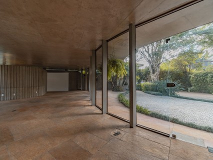 Trata-se da antiga residência do engenheiro Milton José Mitidieri, erguida em 1974 a partir de um projeto feito nos anos 1960 pelo amigo Niemeyer